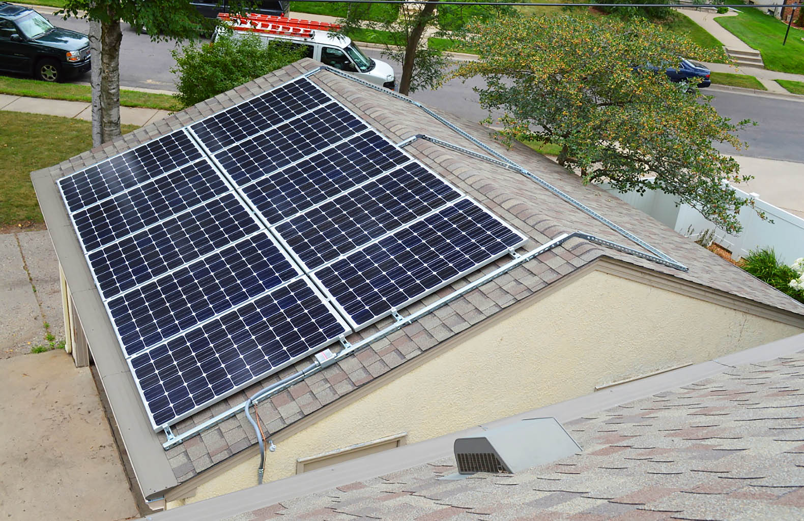 Tấm pin mặt trời không cần khoan lỗ gắn lên mái nhà của SolarPod